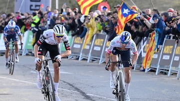 Ayuso esprinta contra Roglic en el final de la Molina.