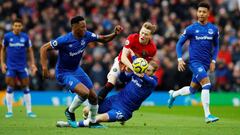 Yerry Mina en un partido entre Everton y Manchester United por Premier League.