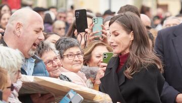 La Reina Letizia saluda al público a su llegada a la 31ª Muestra de Cine Español, con motivo del 40ª aniversario de la película de Mario Camus 'Los Santos Inocentes', en el Cine Moncayo, a 21 de febrero de 2025, en Tudela, Navarra (España). La Reina asiste a la muestra con motivo del 40º aniversario de la producción de la película "Los Santos Inocentes", donde tributa un reconocimiento póstumo a su director, Mario Camus, así como a Miguel Delibes, autor de la novela en la que se basa la película.
21 FEBRERO 2025;REINA;TUDELA;NAVARRA
Eduardo Sanz / Europa Press
21/02/2025