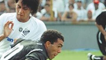 <b>EN SUSPENSE. </b>La Policía sospecha del fichaje de Tévez.