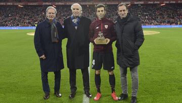 Iribar, Rojo y Etxeberría homenajean a Markel Susaeta por sus 500 partidos con la camiseta del Athletic.
