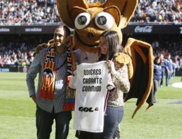 En el césped Jesús le mostró a Esther una camiseta que decía: "¿Quieres casarte conmigo?". Y dijo "sí" ante la ovación de todo la grada.