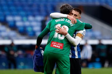 El abrazo entre Diego y David López, durante un partido.