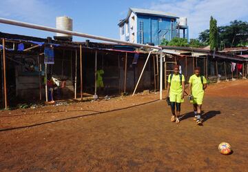 Tani Mansaray y Sento Kamara, miembros del equipo de ftbol femenino del Centro de Servicios Correccionales, abandonan el campo despus de entrenar en el campo de ftbol comunitario Parade en Freetown.