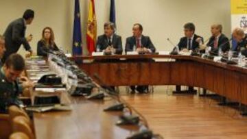 Ana Muñoz, presidenta, Miguel Cardenal y Francisco Martínez, en la mesa frontal.