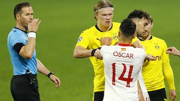 Óscar, junto a Haaland.