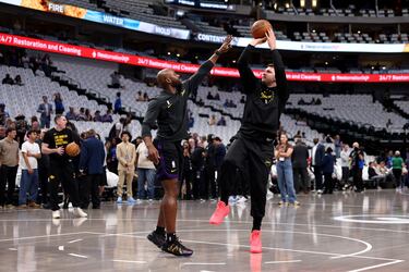 Luka Doncic durante el calentamiento previo calienta antes del partidos contra los Dallas Mavericks en el American Airlines Center en Dallas, Texas.