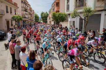 Cientos de aficionados y vecinos han arropado al pelotón durante los siete días de carrera, como en esta imagen de la tercera etapa de 158 km entre Elche de la Sierra y La Roda. 

 