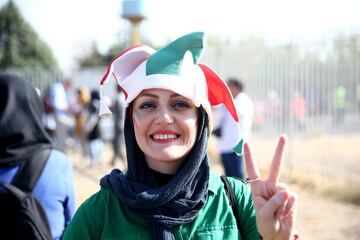 Seguidora iraní ataviada para ver el partido de su selección en los alrededores del Estadio Azazi en Teherán para ver desde dentro del estadio el partido entre Irán y Camboya de fase de clasificación para el Mundial de 2022.