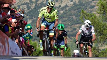 Alberto Contador y Chris Froome lanzan el sprint en la subida a Mas de la Costa durante la Vuelta a Espa&ntilde;a 2016.