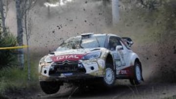 Meeke aprovecha la caída de los favoritos para quedar puntero.