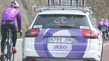 El equipo Aldro Team rueda durante un entrenamiento. Este fin de semana los 15 ciclistas de la plantilla se concentran en Torrelavega para preparar la temporada 2017 con su director, Manolo Saiz.