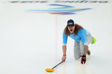 El hielo no es liso; se rocía con pequeñas gotas de agua congelada (pebble) para que la piedra se deslice correctamente. El resultado es una textura similar a granito muy fino y rugoso.
