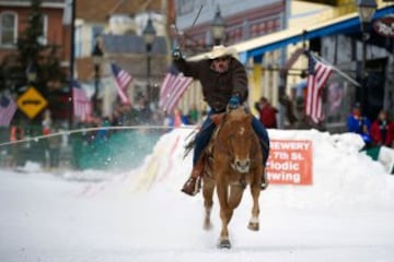 Este fin de semana se ha desarrollado en la calles de Leadville, Colorado; la 68 edición de la carrera anual de Skijoring 