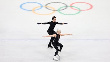 Los patinadores españoles Olivia Smart y Tim Dieck, durante un entrenamiento en Milán.