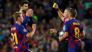 Skomina amonesta a Piqué en el partido contra el Inter.