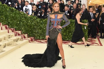 Uno de los outfits más característicos de Jennifer Lopez fue en el Met Gala 2018. 