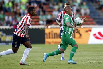 Luis Narváez, de penal, le dio la victoria a los dirigidos por Julio COmesaña. Los verdes, que celebraban el 'Día del Hincha Verdolaga', terminaron con 10.