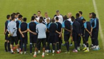 Los jugadores del Oporto, durante el entrenamiento previo al encuentro de Champions League ante el Maccabi del Tel Aviv.