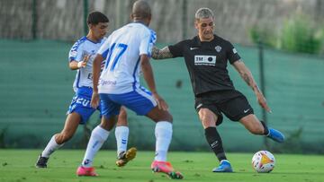 El debutante Enzo Roco, ante Thierno Barry y Dylan Perera.
 
 