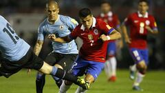 F&uacute;tbol, Uruguay v Chile.
 Eliminatorias mundial Rusia 2018. 
 El jugador de Chile, Alexis Sanchez, centro, disputa el bal&oacute;n contra la defensa de Uruguay durante el partido por las eliminatorias para el mundial de Rusia 2018 en el estadio Centenario de Montevideo, Uruguay. 
 17/11/2015.
 Andr&eacute;s Pi&ntilde;a/Photosport**********
 
 Football, Uruguay v Chile.
 World cup Russia 2018 qualifying match.
 Chile&#039;s player Alexis Sanchez, center, battles for the ball against the defense of Uruguay during the World Cup Russia 2018 qualifying football match held at the Centenario stadium in Montevideo, Uruguay.
 17/11/2015
 Andr&eacute;s Pi&ntilde;a/Photosport