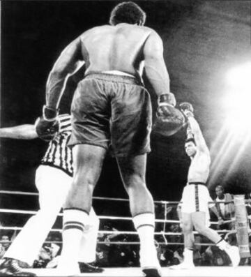 30 de octubre de 1974. 'Rumble in the Jungle'. Ali se enfrentó a Foreman por el título. Foreman era el favorito, pero al final del octavo round, cayó en la lona y Ali ganó por KO.