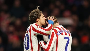 Giuliano, con Griezmann, ante el Betis en Liga en la 25-26.