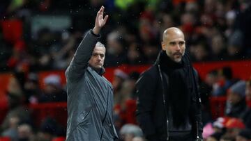 Jos&eacute; Mourinho y Pep Guardiola durante un partido entre el Manchester City y el Manchester United en 2017.