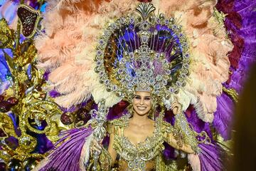 La Reina del Carnaval, Katia Guti¨¦rrez Thime, celebra haber ganado durante la gala de la Reina del Carnaval de Las Palmas de Gran Canaria 2024.