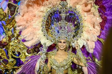 La Reina del Carnaval, Katia Gutiérrez Thime, celebra haber ganado durante la gala de la Reina del Carnaval de Las Palmas de Gran Canaria 2024.