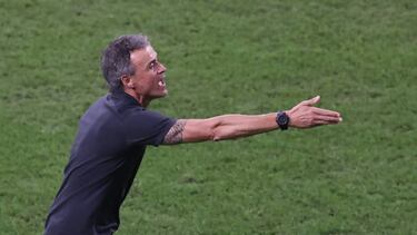 DOHA, QATAR - DECEMBER 01: Luis Enrique, Head coach of Spain gives tactics to his players during the FIFA World Cup Qatar 2022 Group E match between Japan and Spain at Khalifa International Stadium in Doha, Qatar on December 01, 2022. (Photo by Evrim Aydin/Anadolu Agency via Getty Images)