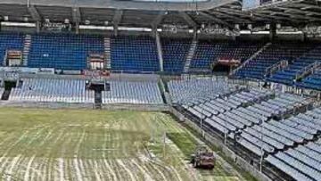 <b>EXHAUSTIVO. </b>Los dos inspectores de la UEFA hicieron un trabajo concienzudo revisando durante todo el día las instalaciones de El Sardinero. El estado del césped, cómo ya informó AS y se observa en las fotografías, es objeto de un extenso trabajo de regeneración.