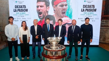 Carlos Taberner, Bernab&eacute; Zapata, Anabel Medina, Joan Rib&oacute;, Ximo Puig, Toni Gaspar y Enric Rojas, durante el acto de presentaci&oacute;n de Valencia como sede de la fase de grupos de la Copa Davis.