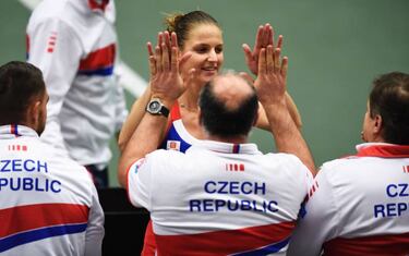 Czech Republic power past Spain into Fed Cup last four