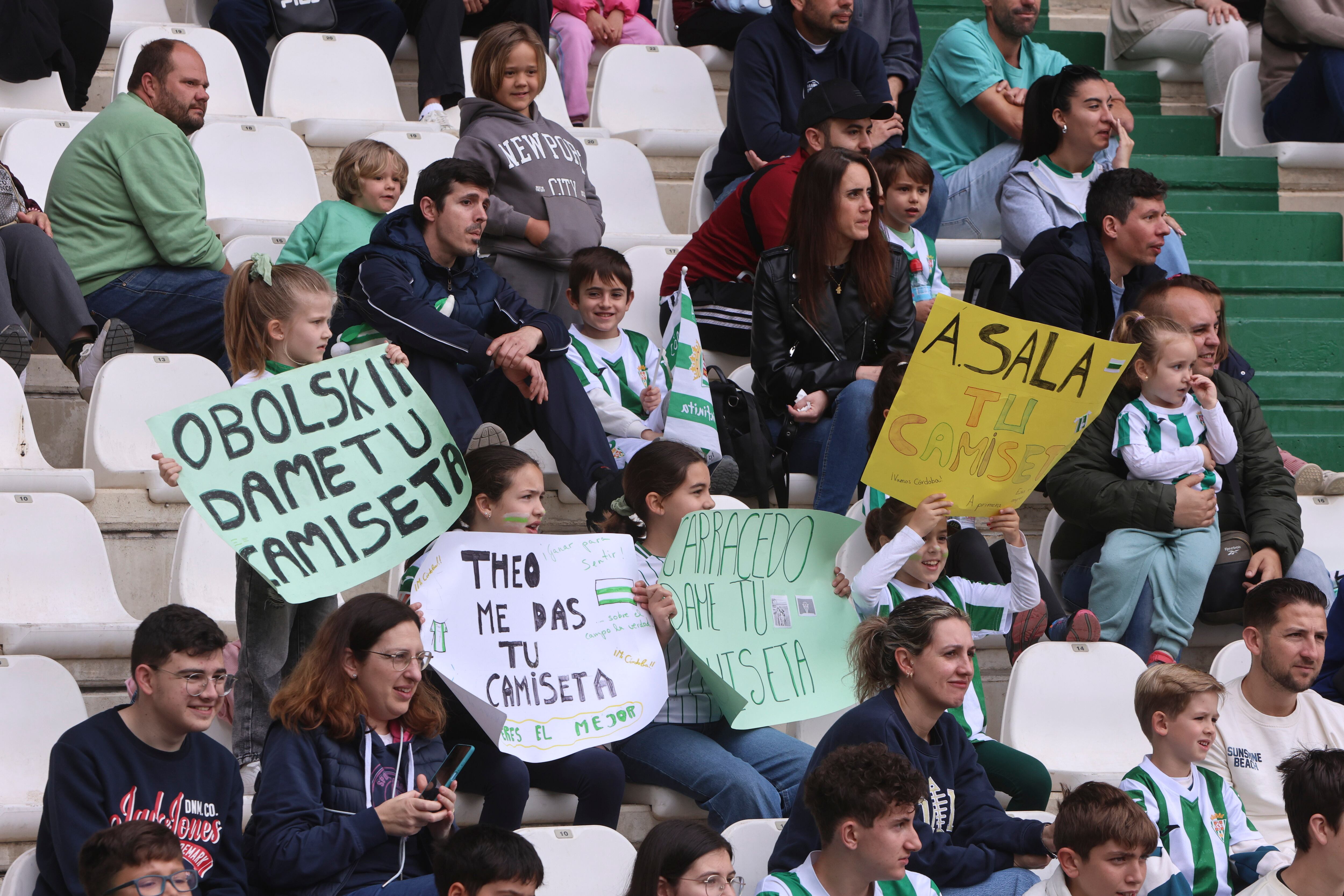180425 Entrenamiento del Córdoba a puerta abierta para la afición. (En la imagen, aficionados en la grada viendo el entrenamiento))