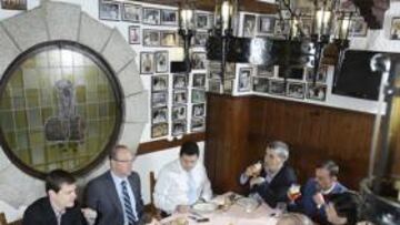 <b>MESA DEL ASADOR. </b>Juan Jiménez (delegado de AS en Sevilla), Pepe Mel, Tomás Roncero, Manolete, Francisco José Garrido, Luis Nieto, Pedro P. San Martín e Iñako D. Guerra.