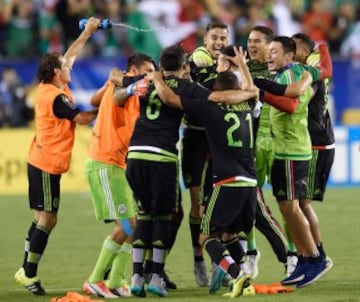 Los jugadores de la Selección Mexicana festejan el título.