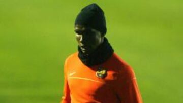 <b>SORPRESA.</b> El delantero camerunés del Barcelona Samuel Etoo reapareció por sorpresa en La Masia para entrenarse con el grupo pese a tener vacaciones hasta el próximo viernes.