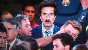 Mourinho le mete el dedo a Tito Vilanova durante un Clásico.