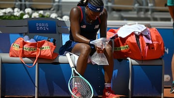 US' Coco Gauff tries to cool down with a bag of ice while playing Croatia's Donna Vekic during their women's singles third round tennis match on Court Philippe-Chatrier at the Roland-Garros Stadium during the Paris 2024 Olympic Games, in Paris on July 30, 2024. (Photo by PATRICIA DE MELO MOREIRA / AFP)