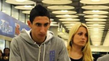 <b>CARGADO DE MALETAS. </b>Di María, acompañado de su novia, llegó ayer a Barajas con rostro serio.