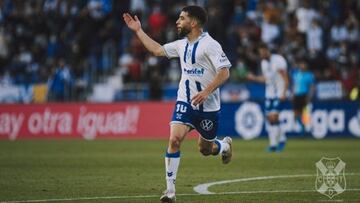 Sam Shashoua, jugador del Tenerife, celebra un gol.