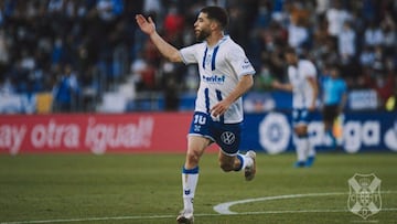 Sam Shashoua, jugador del Tenerife, celebra un gol.