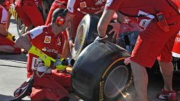 Mecanicos de la escuder&iacute;a Ferrari durante un pit stop en la sesi&oacute;n de entrenamiento en Melbourne.
 