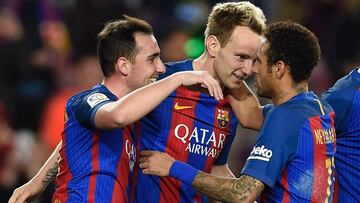 Paco Alc&aacute;cer, felicitando a Rakitic y Neymar.