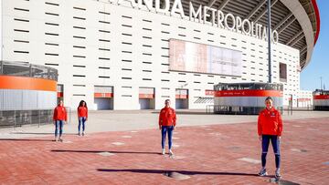 Las jugadoras junto a sus placas en el Wanda.