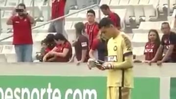 Portero revisa su celular en pleno partido