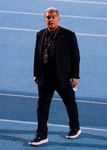 Laporta, en el entrenamiento del Barça en el Estadio Rey Abdullah, en Yeda, Arabia Saudí.