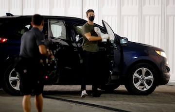 El piloto francés ya está fuera del hospital y ha aprovechado para pasarse por el circuito de Bahréin para agradecer a los operarios la rápida intervención tras su accidente.