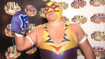 Villano V presume la máscara de Blue Panther después de ganarla.